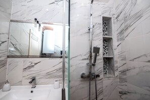 Shower, hair dryer, bidet, towels