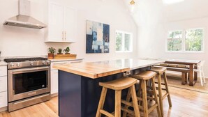 Biệt thự, quang cảnh vườn | Bếp nhỏ riêng
