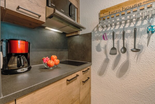 ثلاجة، ميكروويف، موقد طهي مسطح، غسالة أطباق