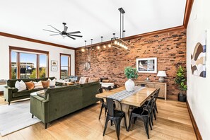 TV connectée, cheminée, baby-foot