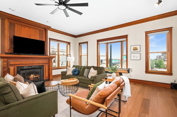 Een smart-tv, een open haard en tafelvoetbal