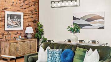 Smart TV, chimenea y futbolito