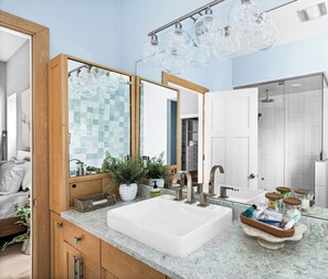 Een haardroger, handdoeken, zeep, shampoo