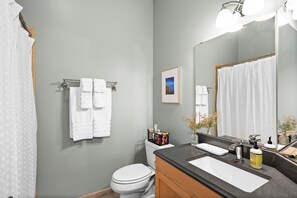 Sèche-cheveux, serviettes fournies, savon, shampoing