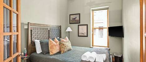 3 makuuhuonetta, silitysrauta/-lauta, vauvan matkasänky, Wi-Fi