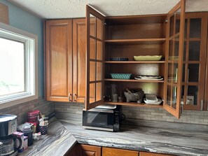 Fridge, microwave, oven, stovetop - Bear Mountain View 4BR House, 25 min outside of Anchorage. Pets welcome (Anchorage)