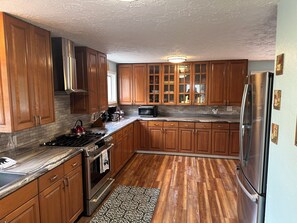 Køleskab, mikrobølgeovn, ovn, kogeplade