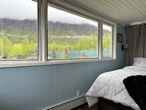 4 bedrooms, desk, iron/ironing board, travel cot
