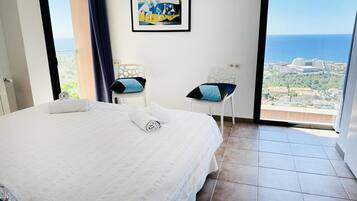 6 slaapkamers, een strijkplank/strijkijzer, internet, beddengoed