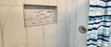 Secadora de cabello, toallas, jabón, shampoo