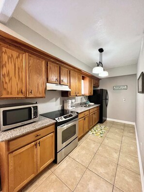Fridge, microwave, oven, stovetop - FLIP FLOP INN, 5MIN TO CRUISE AND BEACH (Galveston)