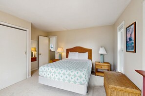 3 bedrooms, iron/ironing board, WiFi, bed sheets - Dog-friendly house with bay views, spacious layout, & family-friendly amenities (Bethany Beach)