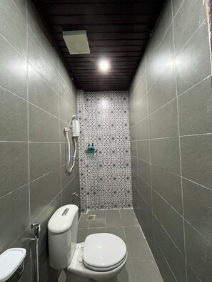 Panoramic Room | Bathroom | Hair dryer, towels, soap, shampoo - Lanni House (Da Nang)