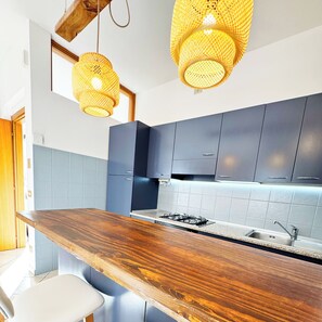 Fridge, oven, stovetop, coffee/tea maker