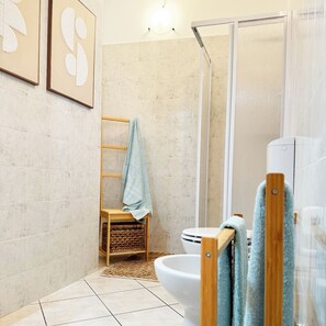 Douche, sĂšche-cheveux, bidet, serviettes fournies