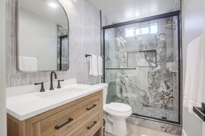 Hair dryer, towels, soap, toilet paper -
New Remodel! 10 min Walk to Bay/Pacific Beach (San Diego)