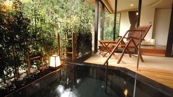 Habitación Deluxe con 2 camas individuales | Baño | Tina y regadera independientes y amenidades de baño gratuitas