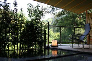 华丽客房 | 浴室 | 独立的浴缸和淋浴、免费洗浴用品、吹风机、拖鞋