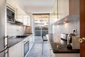 Kjøleskap og kjøkkenutstyr