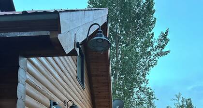Cabin getaway 1-Hour from Jackson Hole, Golfing, Fishing, Palisades, Yellowstone
