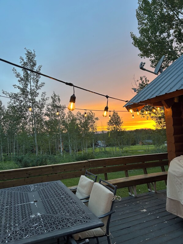 Outdoor dining - Cabin getaway 1-Hour from Jackson Hole, Golfing, Fishing, Palisades, Yellowstone (Star Valley Ranch)