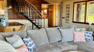 Smart TV, fireplace, books, stereo