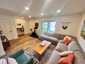 TV, books - Carpinteria beach town family condo (Carpinteria)