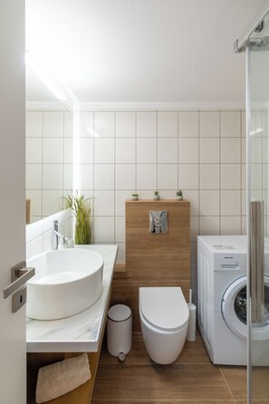 Dusche, Haartrockner, Handtücher, Seife