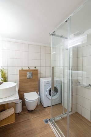 Dusche, Haartrockner, Handtücher, Seife