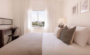 Tabla de planchar con plancha, wifi y ropa de cama 