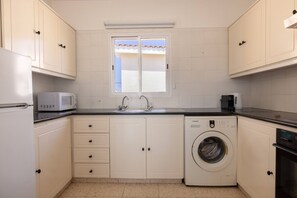 Een koelkast, een microgolfoven, een oven, een kookplaat