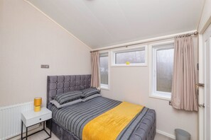 2 bedrooms, soundproofing, free WiFi - Family Luxury Cabin Retreat with hot tub (York)