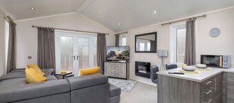 家庭豪華小屋度假村，配有熱水浴缸