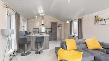 Cabin, Garden View | Living area | Flat-screen TV