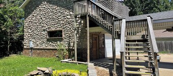 Spacious Cottage in Rogers. Central: bike trails, restaurants, work, everything!