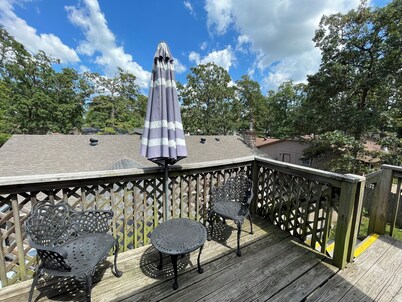 Spacious Cottage in Rogers. Central: bike trails, restaurants, work, everything!