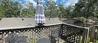 Spacious Cottage in Rogers. Central: bike trails, restaurants, work, everything!
