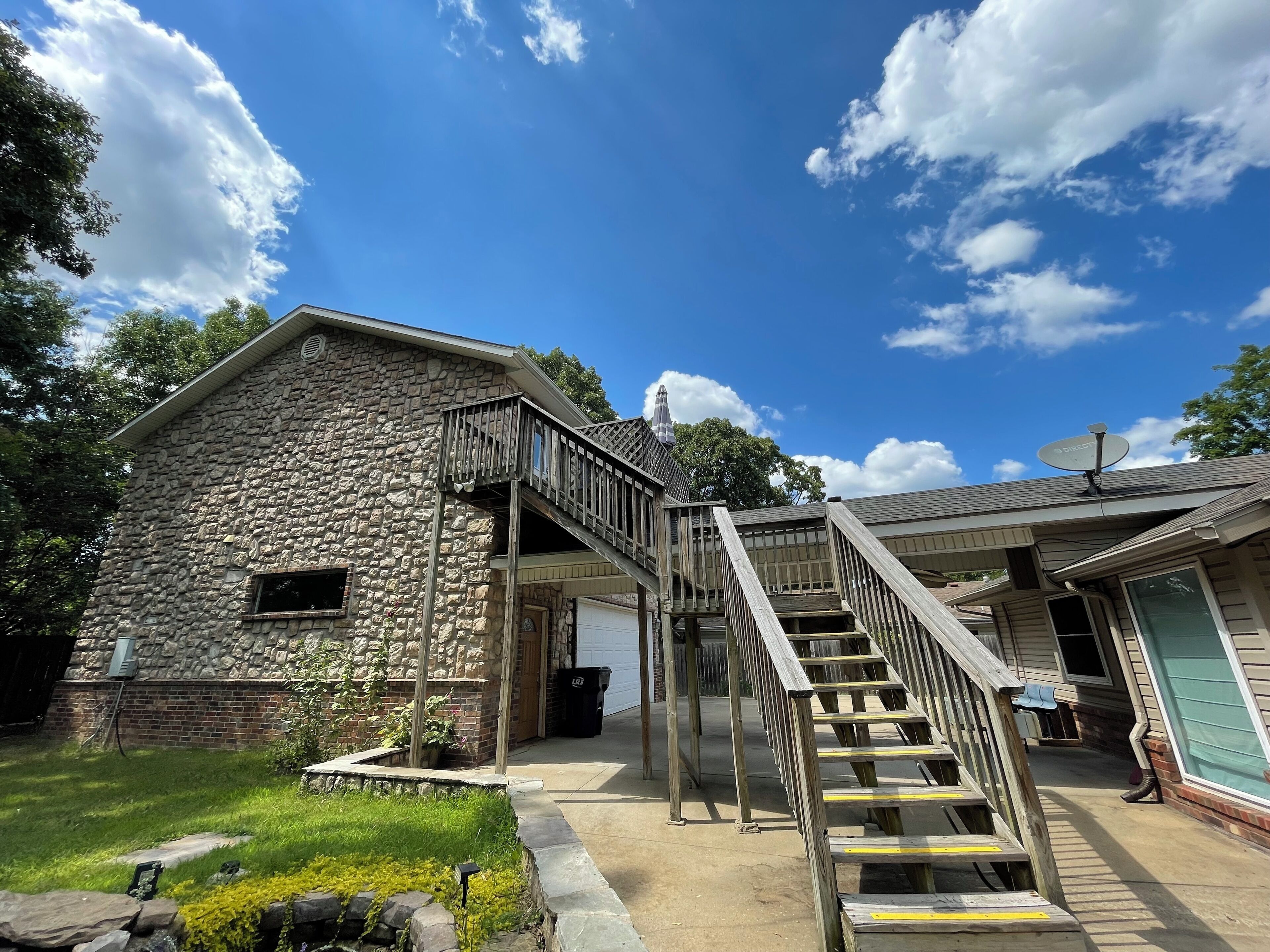 Central Cottage in Rogers: bike trails, restaurants, everything!