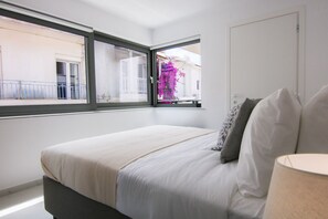 Tabla de planchar con plancha, wifi, ropa de cama