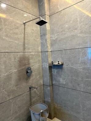 ห้องเอ็กเซ็กคิวทีฟสตูดิโอสวีท | ห้องน้ำ