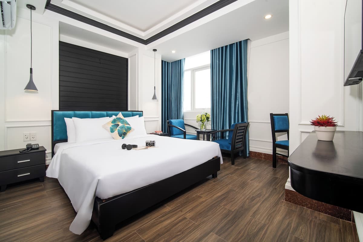 Habitación doble Deluxe, vista a la ciudad | Minibar, escritorio y espacio para trabajar con laptop