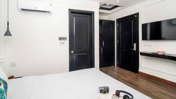 Minibar, desk, laptop workspace, blackout drapes