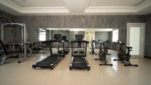 Ett rymligt gym med löpband, motionscyklar och styrketräningsmaskiner.
