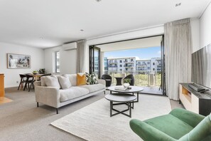 Apartment, 2 Schlafzimmer | Wohnbereich | Flachbildfernseher