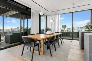 Dining room - France Street Apartments by Urban Rest (Auckland)