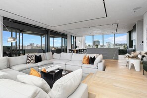 Living area - France Street Apartments by Urban Rest (Auckland)