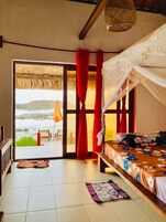 Cortinas blackout y tabla de planchar con plancha 