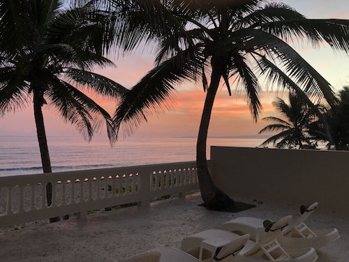 Sandy Beach Villa - Spectacular setting on the beach