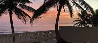 Sandy Beach Villa - Spectacular setting on the beach