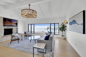 Smart TV, fireplace, foosball, table tennis - Gorgeous Mid-Century Modern Stunner with Epic Ocean Views. Perfect for groups! (San Diego)